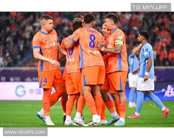 中超激战重庆队迎战山东队双方全力争夺宝贵积分展现精彩对决 中超激战重庆队迎战山东队双方全力争夺宝贵积分展现精彩对决